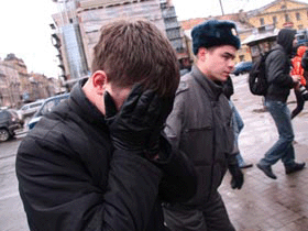 Провокатор на митинге в защиту Резника. Фото: spb.yabloko.ru