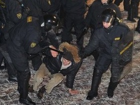 Задержание во время акции в Белоруссии. Фото с сайта daylife.com