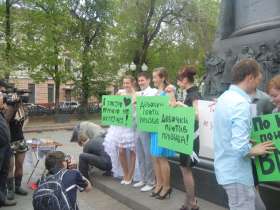Девочки против призыва; фото пресс-центра "Общество и армия"