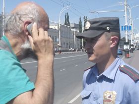 Полицейский и пикетчик, фото для Каспарова.Ru