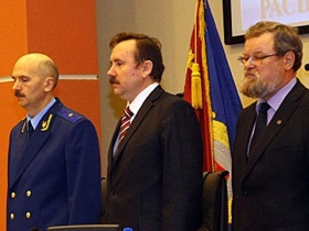 Александр Калашников (в центре). Фото с сайта газеты "Красное знамя" http://komikz.ru
