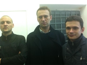 Удальцов, Навальный и Яшин в ОВД "Басманное". Фото из "Твиттера" Ильи Яшина