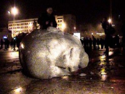 Поверженный памятник Ленину в Украине. Фото arisan.ru