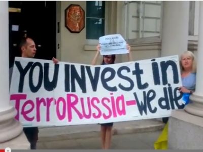 Стоп-кадр из видеозаписи No mistrals for TerroRussia (youtube)