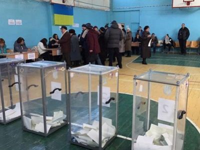 Избирательный участок в Мариуполе, 26.10. Фото: twitter.com/EvgenyFeldman/status/526287838133125120