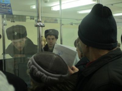 Выдача лекарств с помощью полиции. Фото: Кurer-sreda.ru