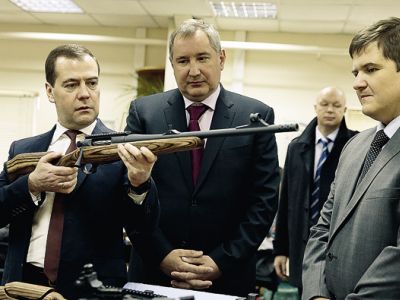Медведев и ружье. Фото: Охотники.ру