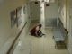 Пациент в смоленской больнице на полу. Фото: 360tv.ru