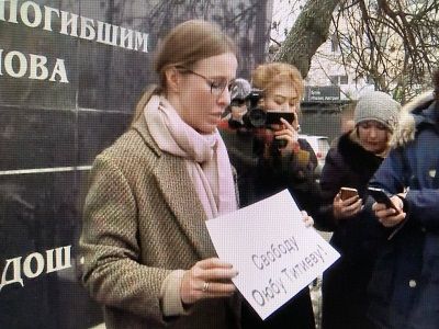 Ксения Собчак проводит пикет в Грозном. Фото: twitter.com/adagamov