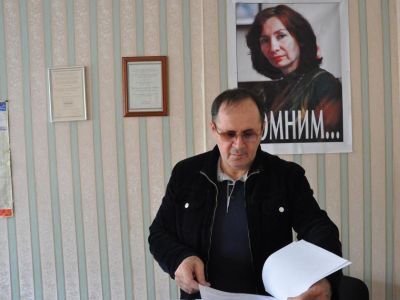 Оюб Титиев у портрета убитой Натальи Эстемировой. Фото: Hrdco.org