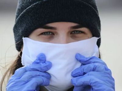 Сотрудница волонтерского центра в Тамбове в защитной маске и перчатках. Фото: 	Алексей Сухоруков / РИА Новости