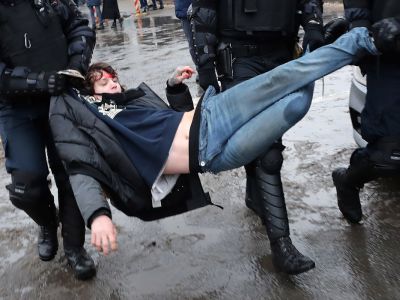Задержание активиста во время акции в поддержку Алексея Навального в Санкт-Петербурге 23 января 2021 года.  Фото: Александр Демьянчук/ТАСС