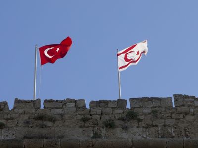 Флаги Турции и Северного Кипра над оккупированной частью острова. Фото: dailysabah.com