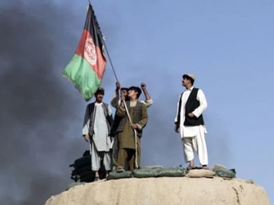 Полицейские с флагом Афганистана на сторожевой башне (провинция Кандагар). Фото: Reuters