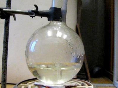 Закипание жидкости в колбе. Фото: chemistry-chemists.com