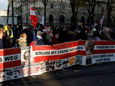 Акция протеста против карантинных мер в Вене, лозунг "Хватит корона-фашизма!". Фото: Reuters