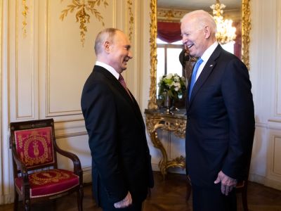 Владимир Путин и Джо Байден. Фото: Peter Klaunzer / Keystone / Getty Images