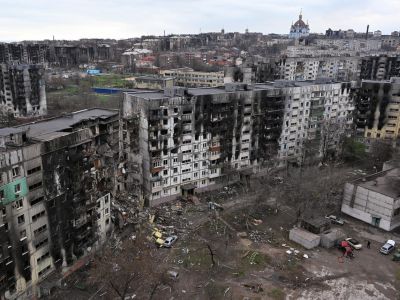 Пострадавшие от обстрелов многоэтажные жилые дома в Мариуполе. Фото: Анатолий Жданов/Коммерсант