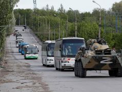 Вывоз украинских военных с "Азовстали". Фото: Reuters
