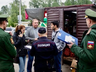 Мигранты, полиция и военкомат. Фото: rifey.ru
