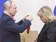 Путин награждает Памфилову. Фото: dzen.ru