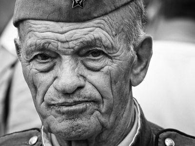 Старик на войне. Фото: dzen.ru