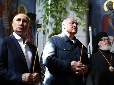 Владимир Путин и Александр Лукашенко во время молитвы. Фото: souzveche.ru